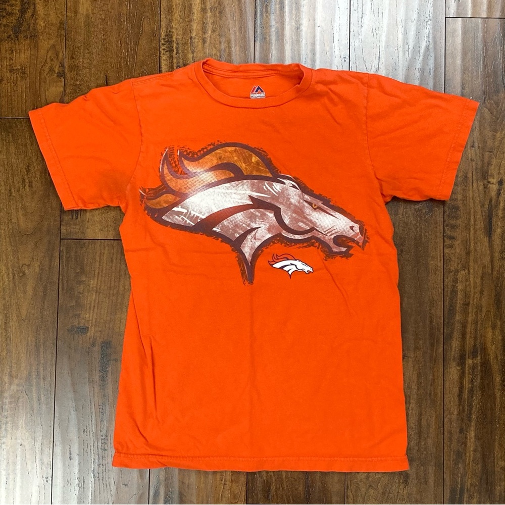 Denver Broncos Majestic Triple Peak T-Shirt Orange NFL Football Adult Small.